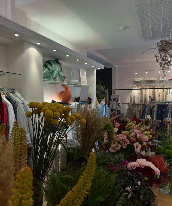 Blick in den Laden: Kleiderstangen, Blumen und Deko-Objekte