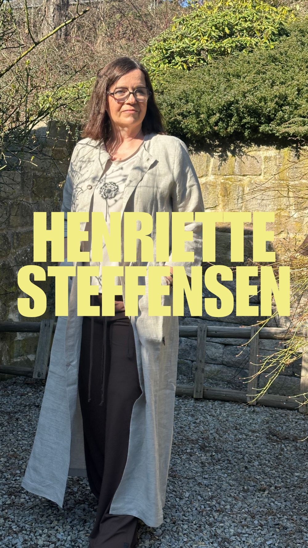 Ella draußen in einem langen leinenfarbenen Mantel von Henriette Steffensen Copenhagen
