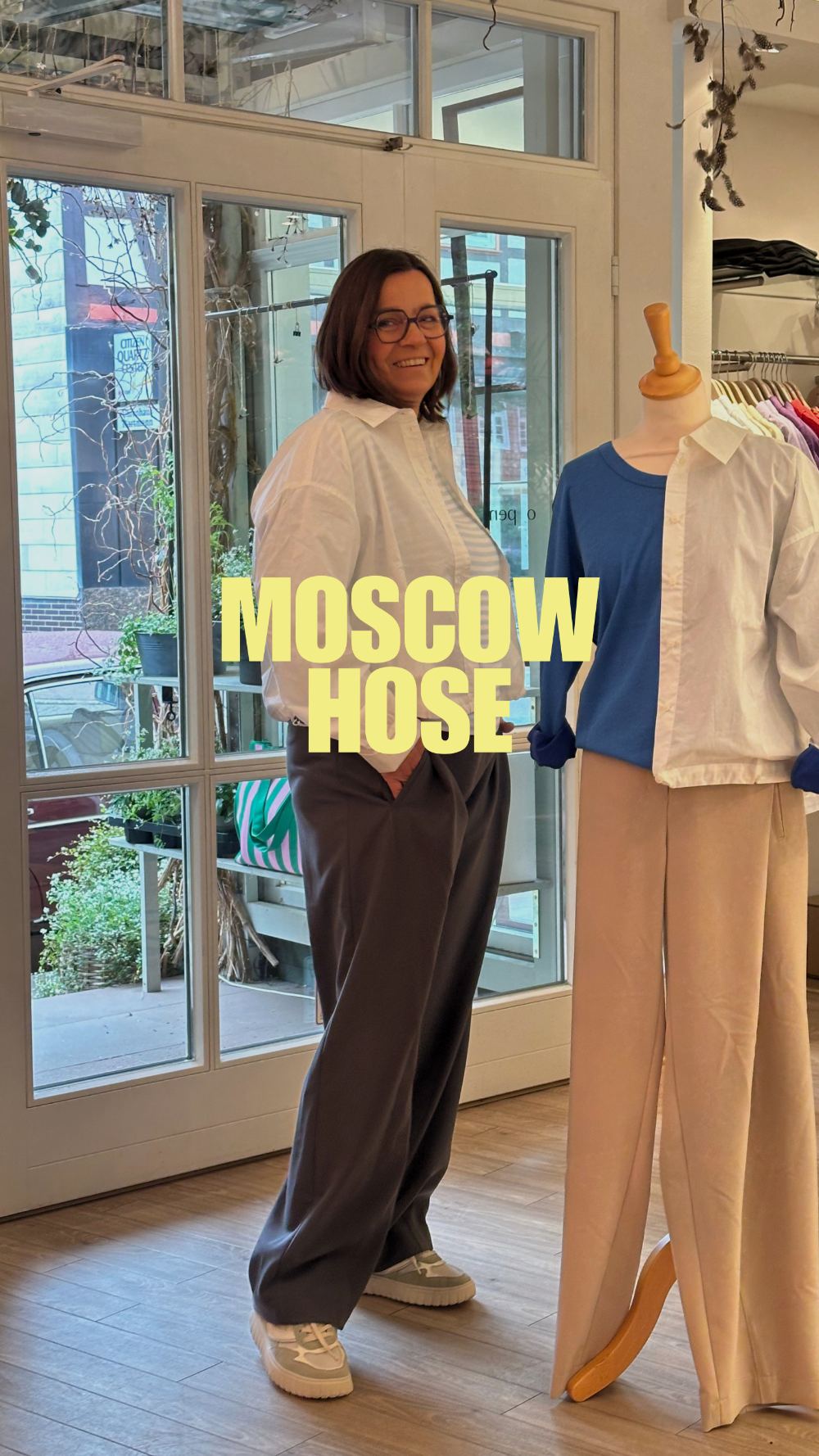 Ella im Laden in weißer Bluse und weiter Moscow-Hose von MSCW Design