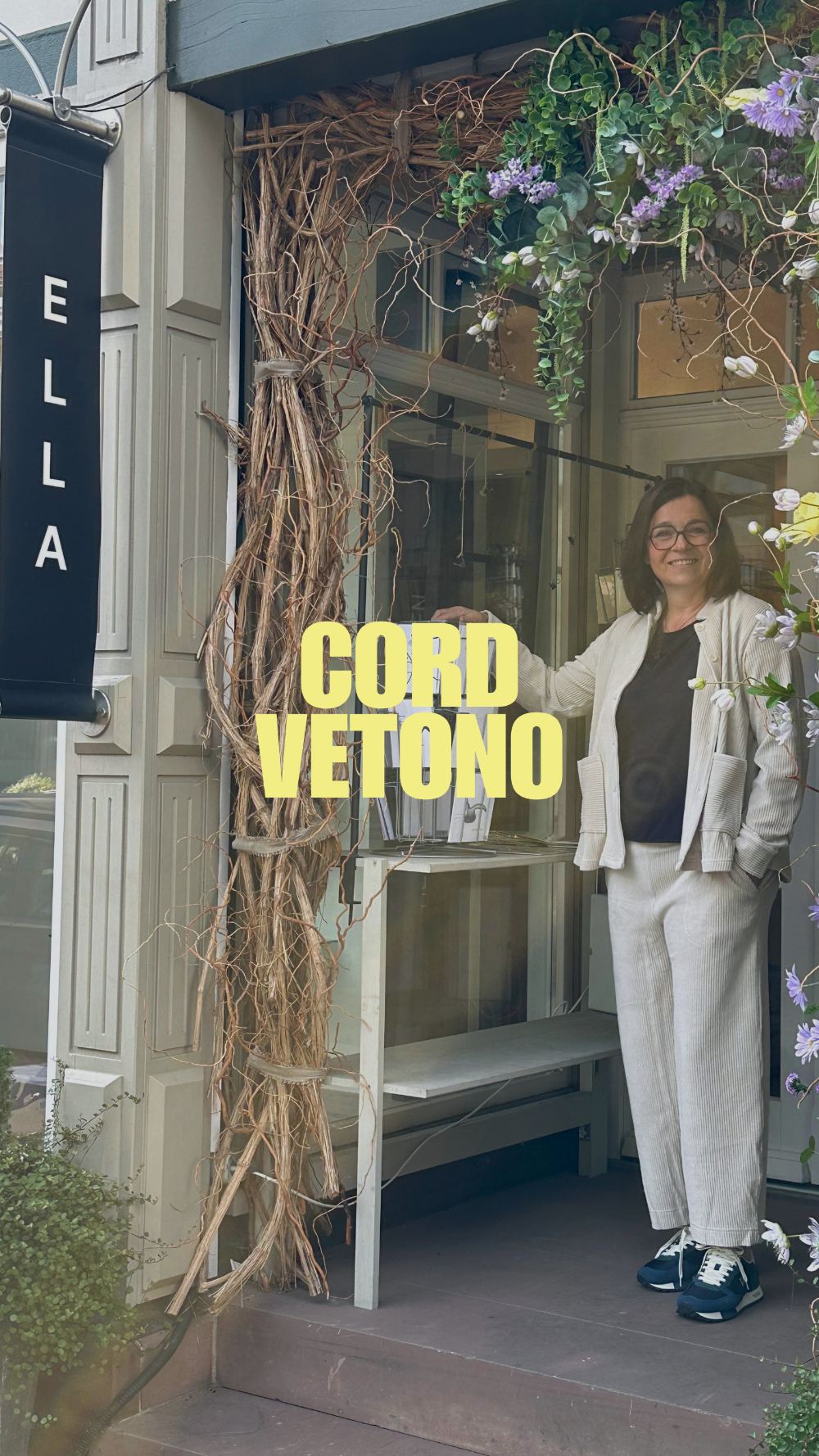 Ella im Eingang von ELLA in einem hellen Cord-Set von Vetono